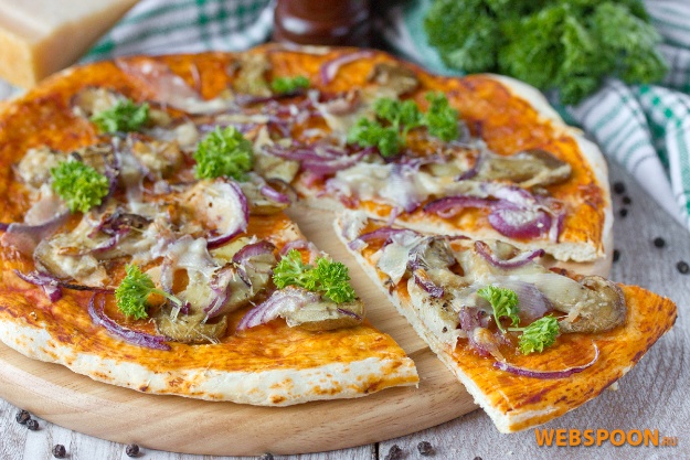 Пицца с белыми грибами, пармезаном и фиолетовым луком